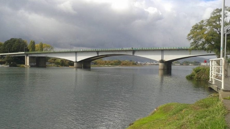 Justicia pide al MOP estudio subacuático por posible socavamiento en puente Calle Calle