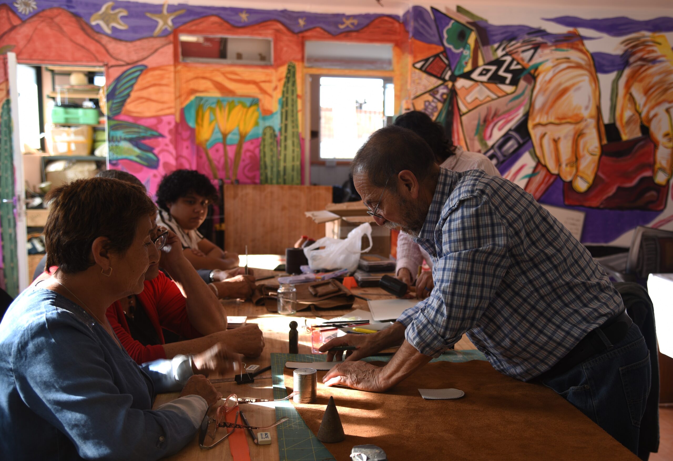 Taller de artesania en cuero dirigido por Juvenal Cortes.