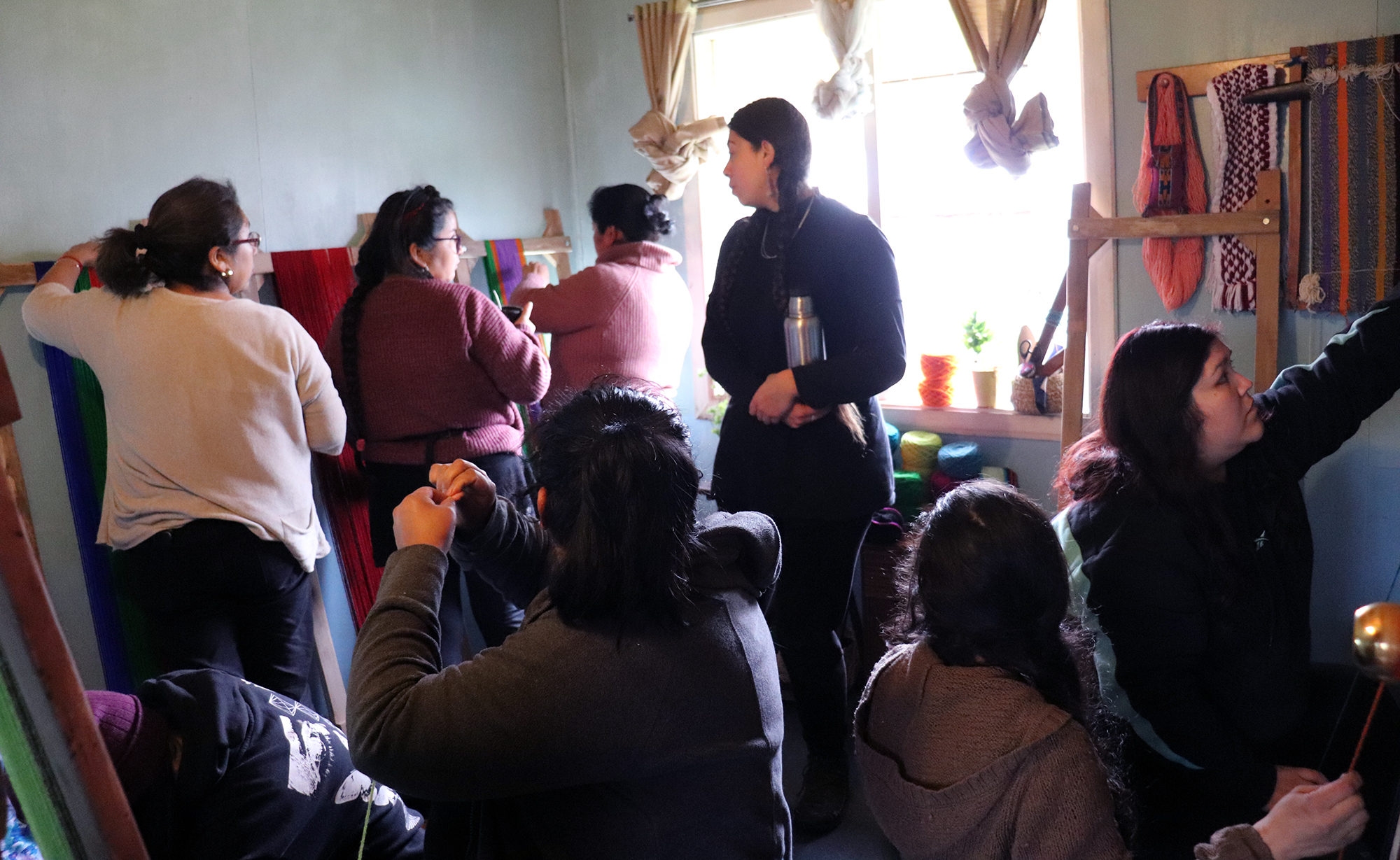 Taller de witral (telar mapuche) en Kona Rüpü PARA QUE LA MEMORIA SE SIGA TEJIENDO