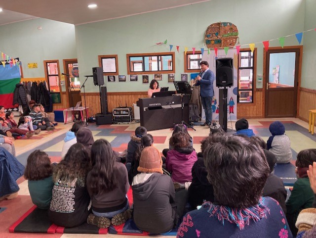 Sonidos de compositoras chilenas llegaron a Escuela Los Pellines de la mano de K’anbul Dúo  