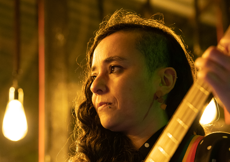 Caro Salinas lanza su tercer single llamado “La Hermosura del Caos”