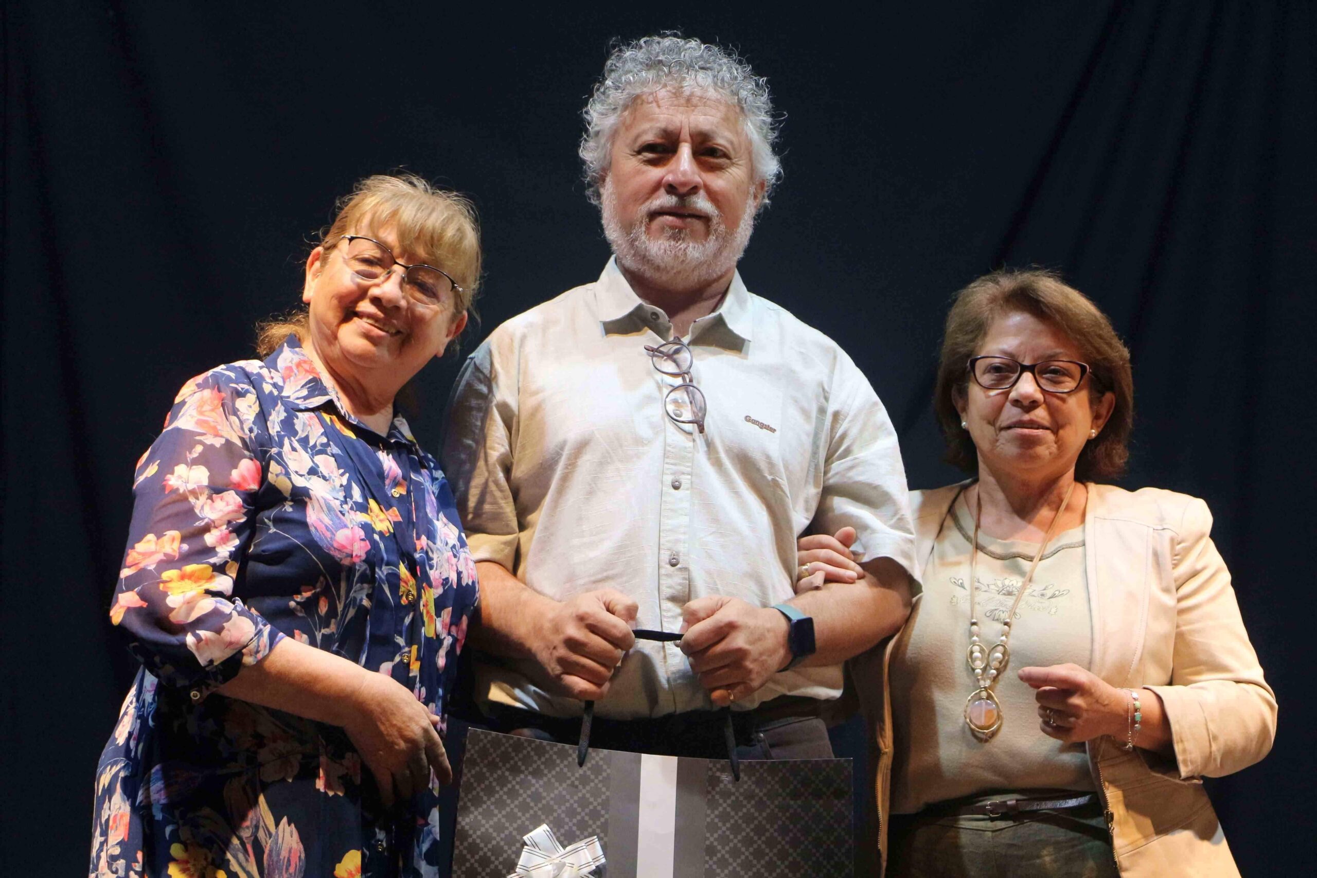 15 adultos mayores exponen sus pinturas en el centro cultural de Angol 