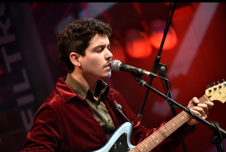 MORO, el músico maulino irrumpe la escena con su nuevo lanzamiento  Siluetas, es el segundo adelanto de su primer disco y ya está disponible en plataformas digitales.