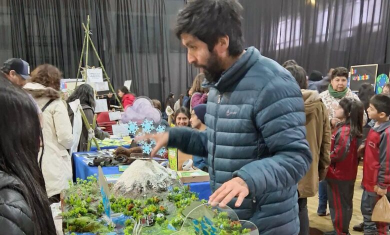  “PRIMERA FERIA DE EDUCACIÓN AMBIENTAL BIO CULTURAL SE REALIZÓ EN PANGUIPULLI”.