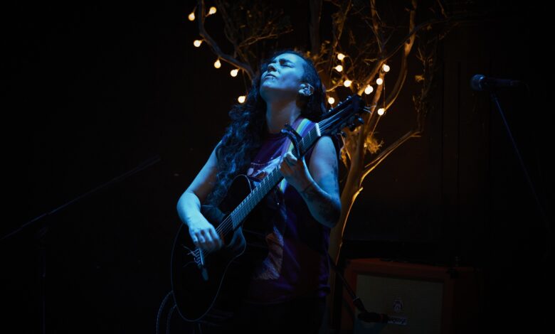 Caro Salinas mezcla música y danza en el videoclip de “La Otra Dimensión”