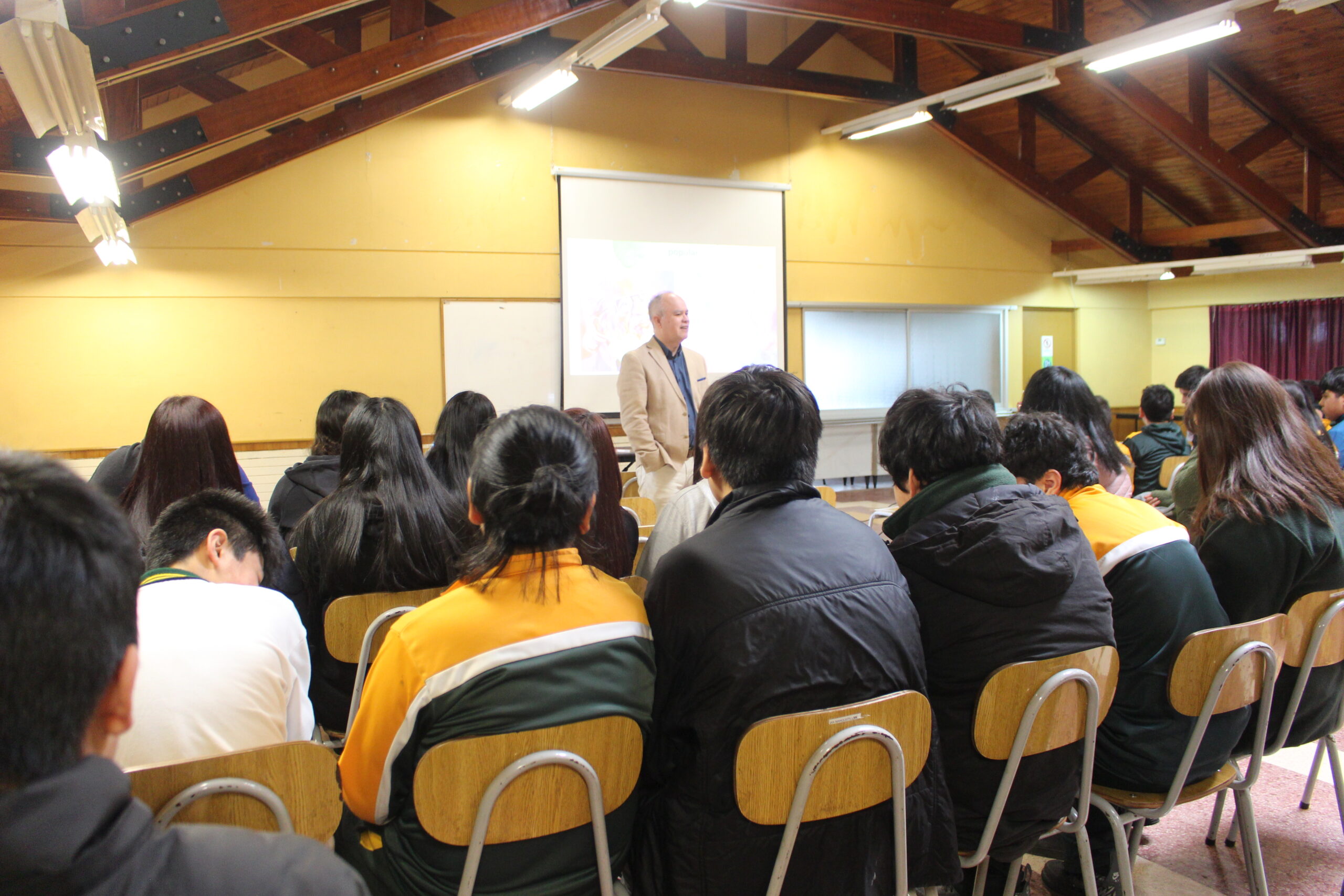 Dr. Luis Vivero participa de proyecto de divulgación científica y desarrolla Clase Magistral en el Liceo República del Brasil