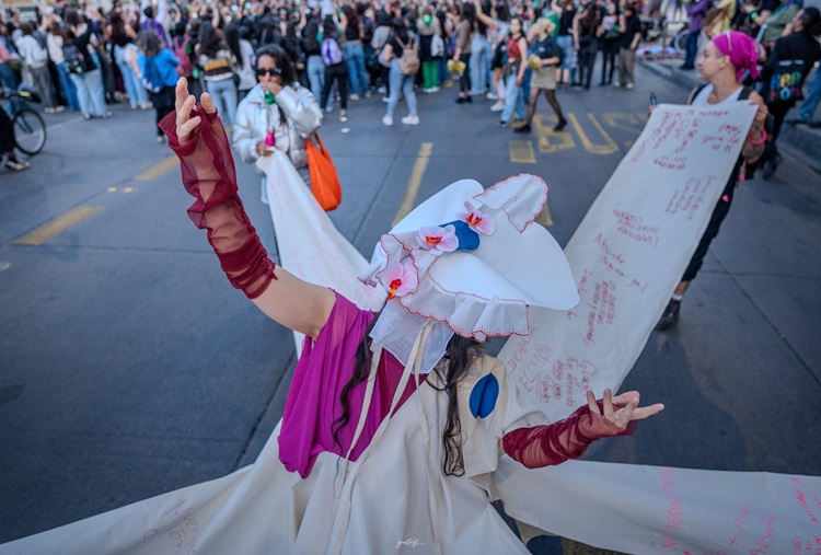 “Rapsodia de las flores”: Una obra teatral que transforma testimonios sobre el aborto en arte y reflexión