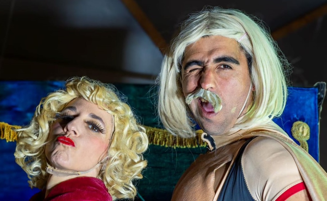 Circo de acrobacias y teatro problematiza las concepciones de belleza y fealdad en nuestras sociedades