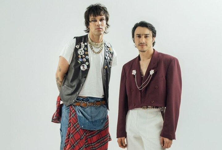 Plumas lanza “Fácil y Bonito”: una celebración de la sencillez y el regreso a sus raíces tropicales