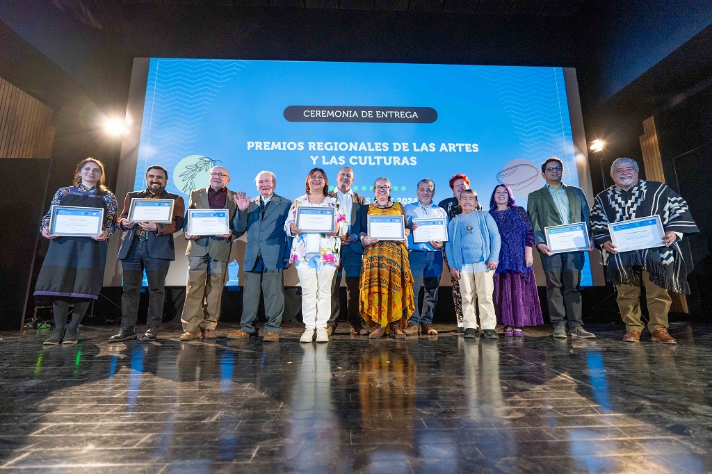 Ocho personalidades de Los Ríos recibieron Premios Regionales de las Artes y las Culturas 2024