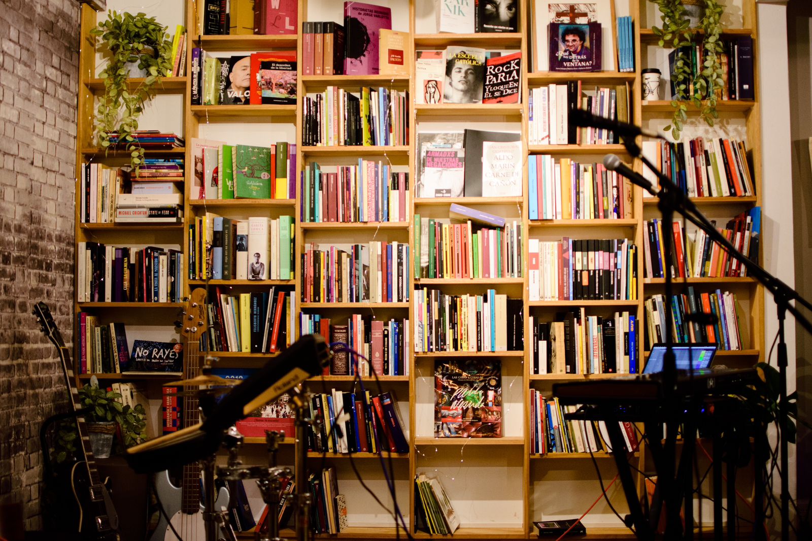 “El Pasaje Café”con resistencia cultural y creatividad acerca la música y la literatura a la comunidaden Viña del Mar 