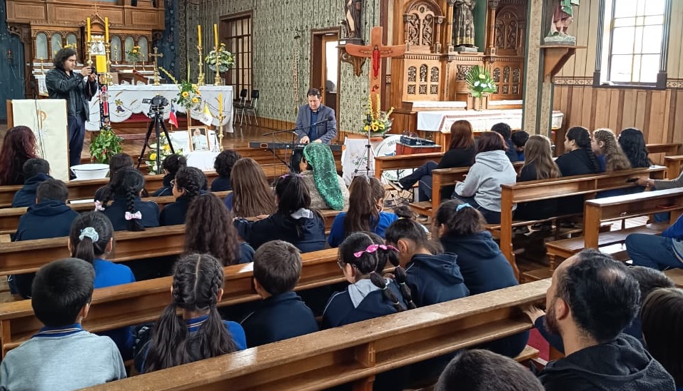 Concierto pedagógico de la rapera AURA en Lanco impulsa la educación artística y la participación comunitaria