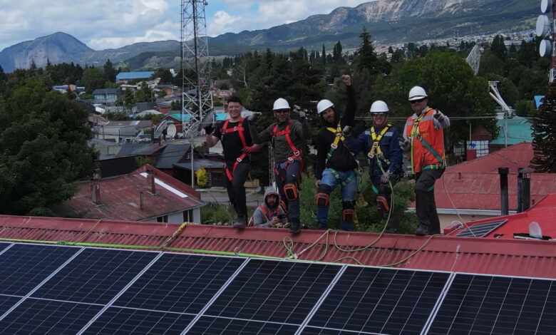 Planta Solar Asociativa Titán, Liceo San Felipe Benicio en Coyhaique Su modelo permite que las personas se beneficien de la energía solar al adquirir un porcentaje de propiedad de la planta, para así reducir hasta en un 100% el pago de sus boletas mensuales de electricidad.