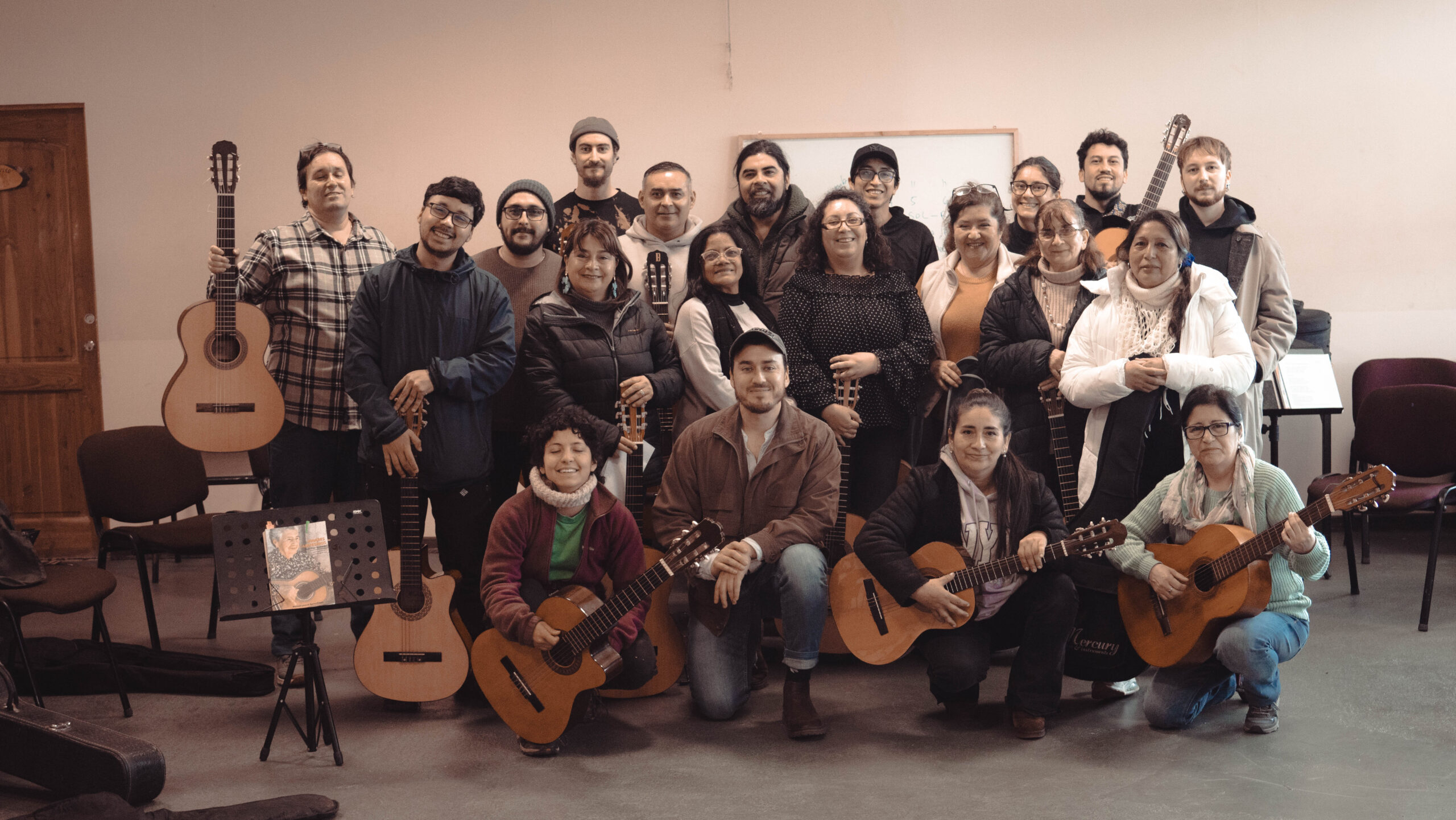 Con gran convocatoria inició el Taller de guitarra traspuesta del proyecto Reinterpretando la guitarra campesina en la Araucanía