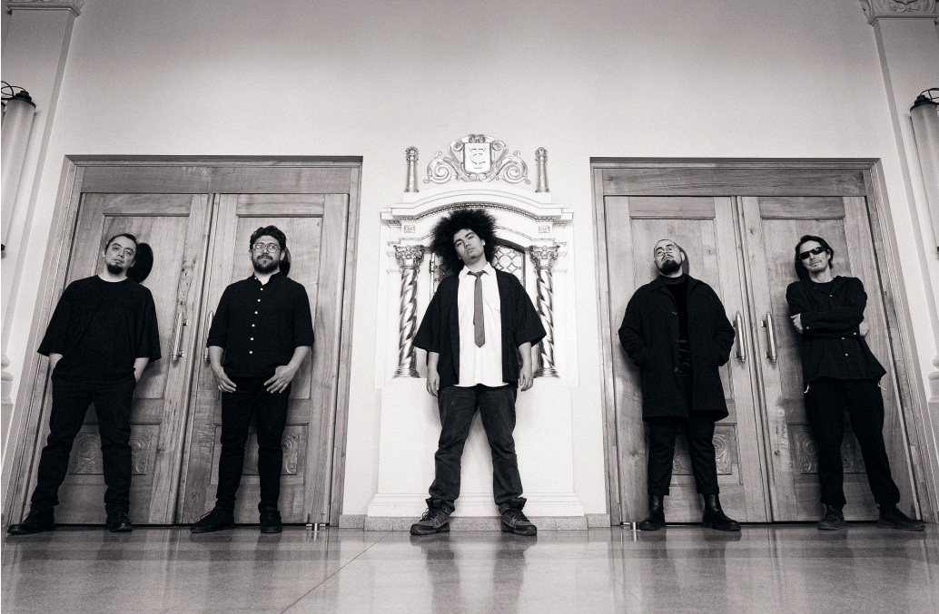 La inquieta fuerza sonora de CHERCÁN consagra el primer año de su disco debut con un videoclip de “Kalimba”: un manifiesto visual que confronta la deforestación con el virtuoso ciclo de la madera viva.