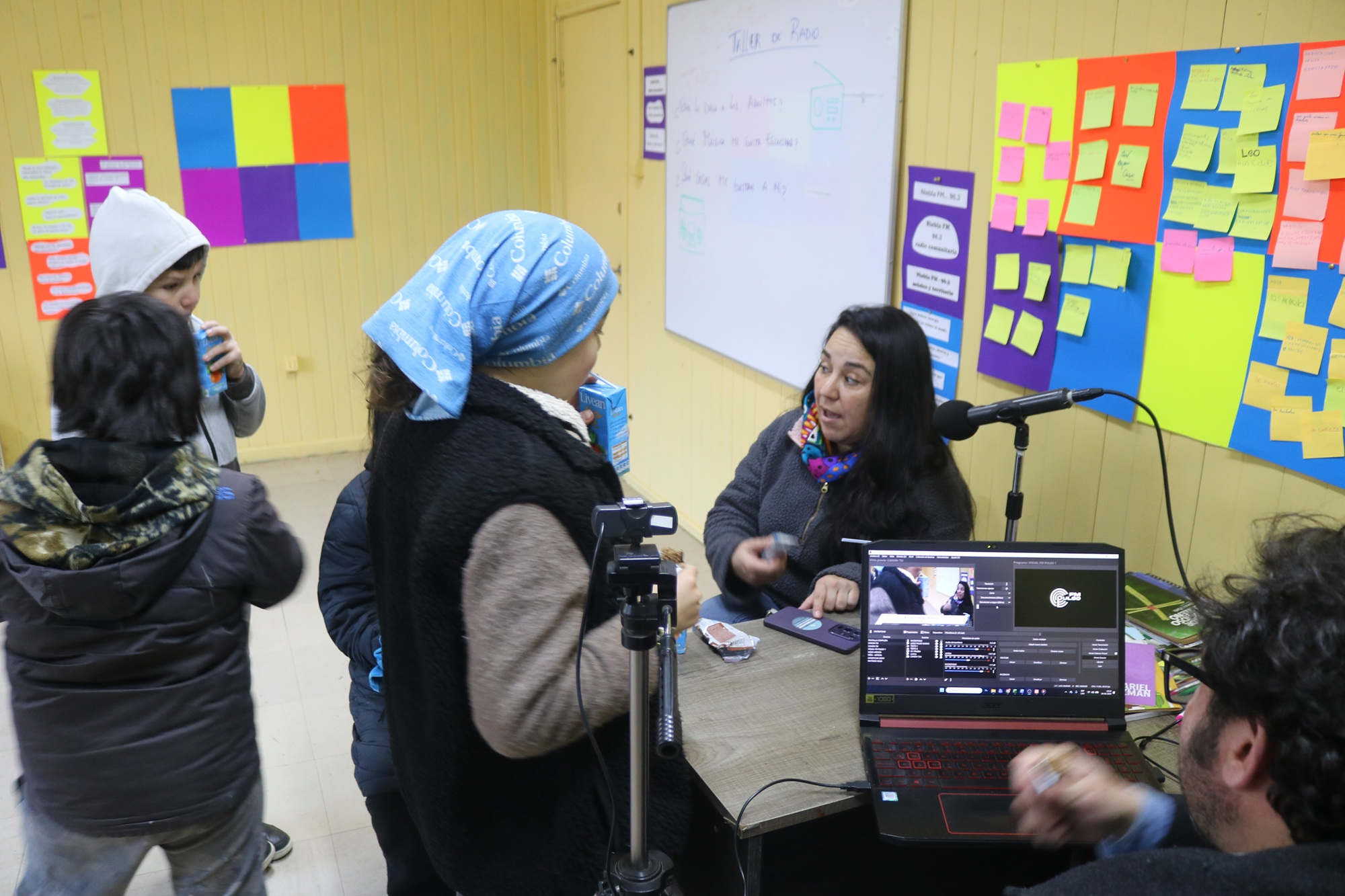 Niños y niñas de Niebla descubren la radio desde adentro a través del laboratorio “Escuelas al Aire”